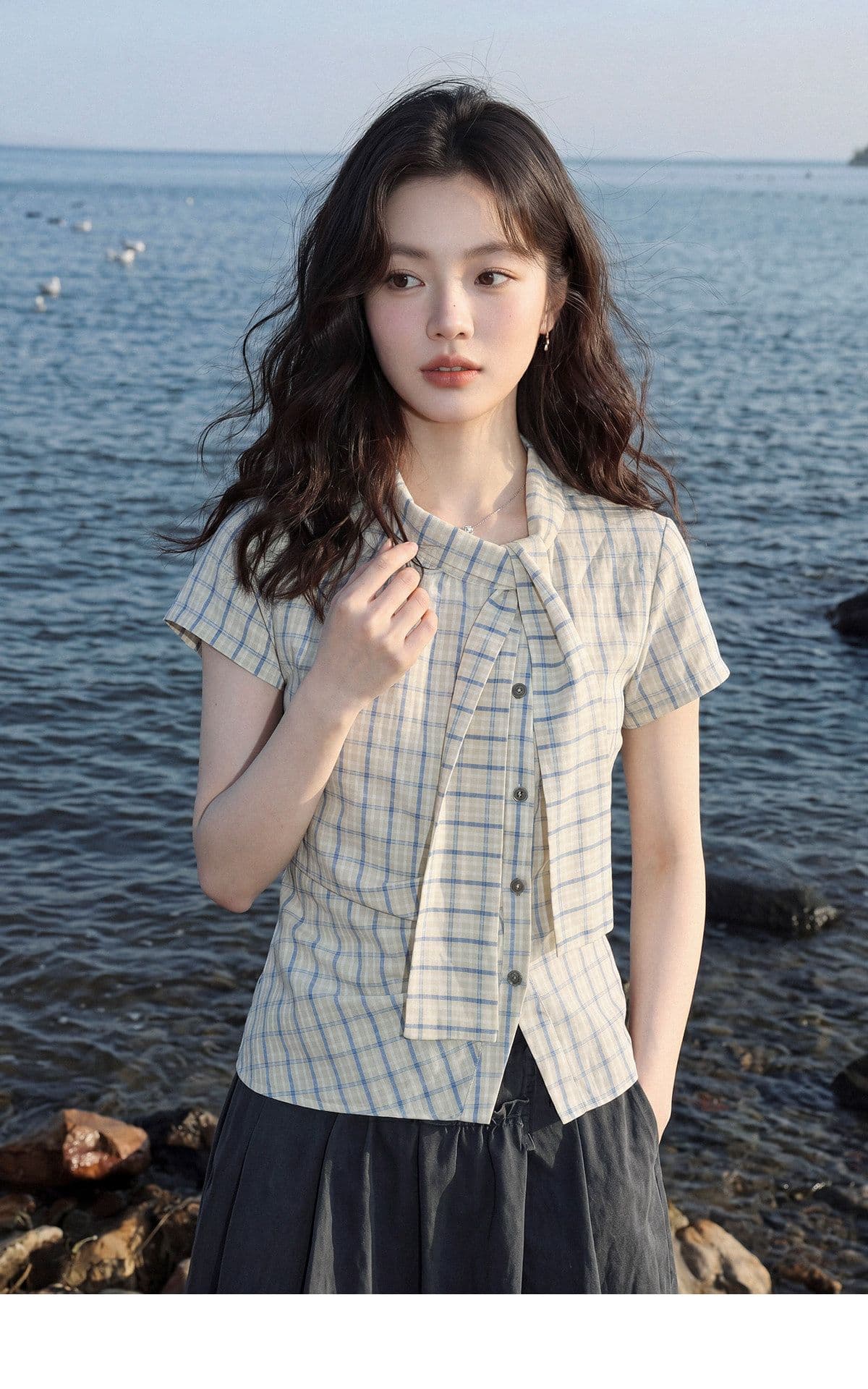 불규칙 블루 체크무늬 여성 셔츠 2026 여름 새로운 디자인 센스 반팔 허리 수축 맨위 상세 이미지 3