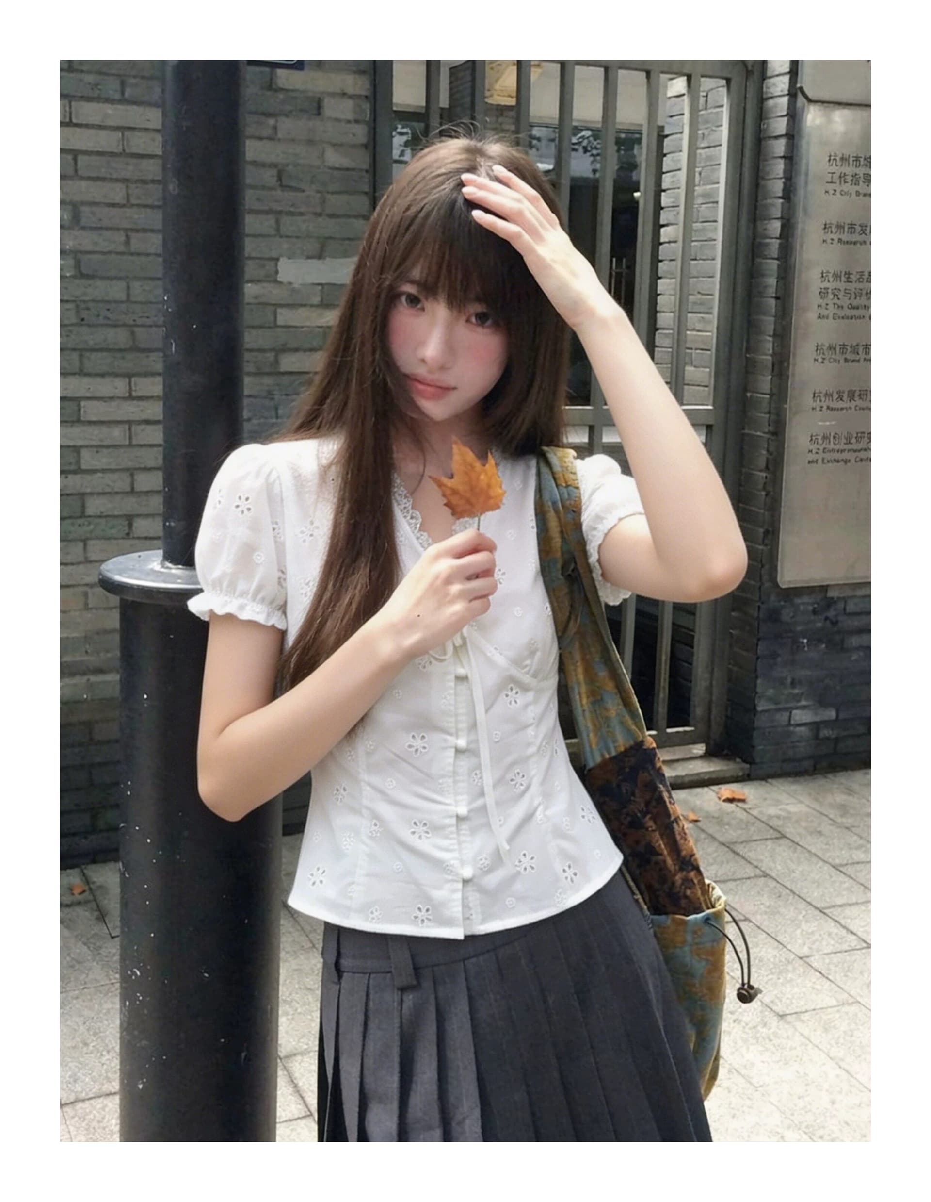 원본 원단 있음 네리 프랑스식 레이스 V넥 여성 셔츠 여름 거품 소매 허리 수축 화이트 셔츠 상세 이미지 4