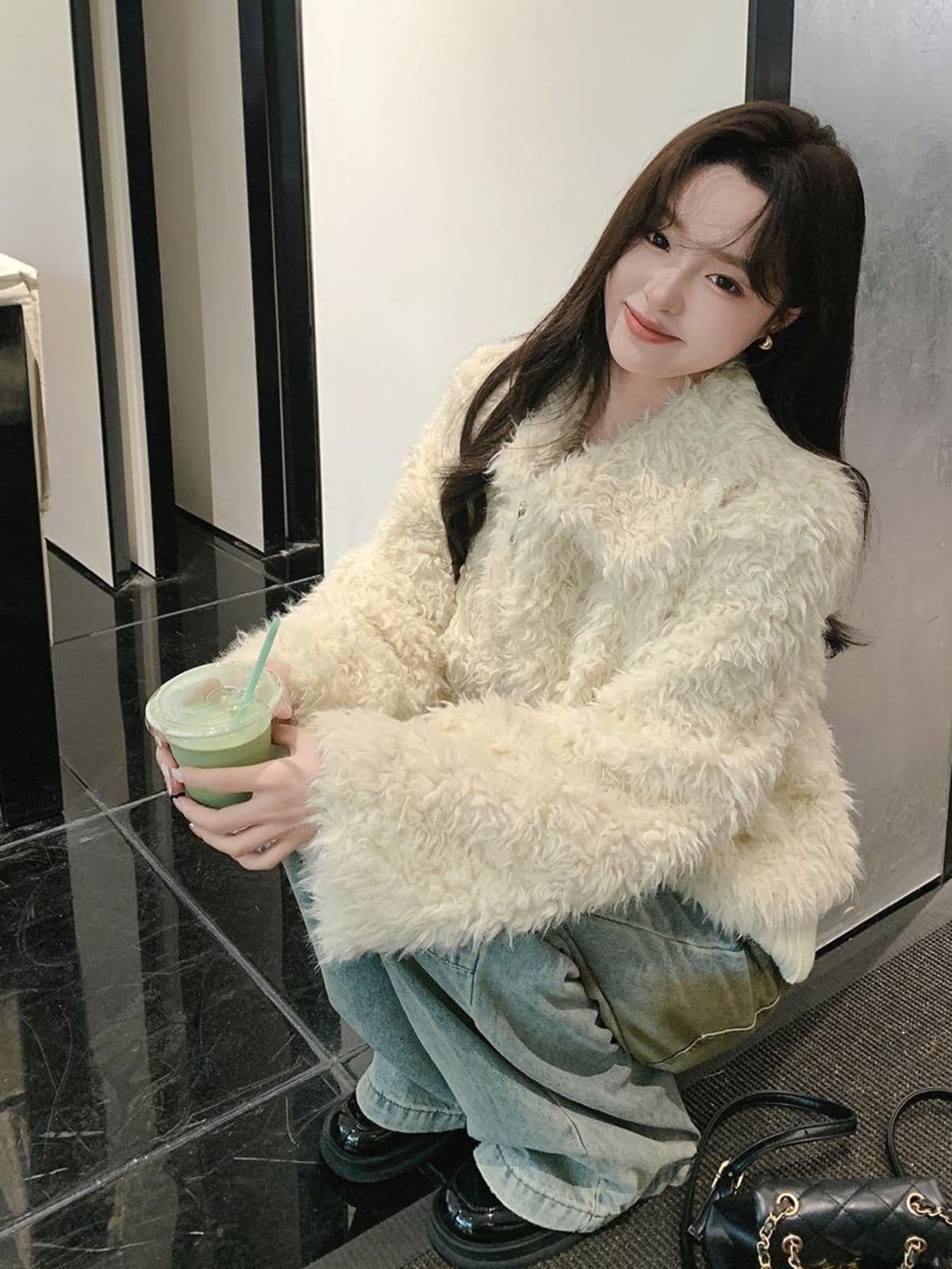 명문 여성 품격 고급 센스 양털 재킷 여성 짧은 2026 겨울 새로운 두꺼운 털이 많은 따뜻한 화이트 재킷 이미지 4