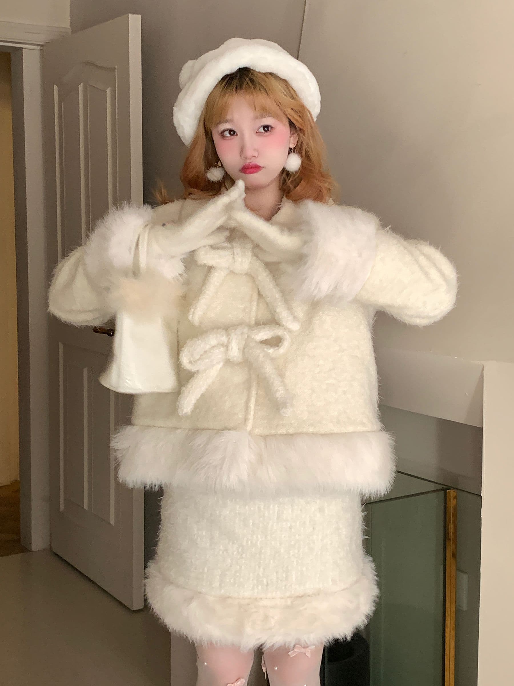 가을 겨울 새로운 작은 샤넬 스타일 솜을 넣은 두꺼운 세트 여성 고급 센스 나비 매듭 모피 재킷 플리스 미니 스커트 상세 이미지 4