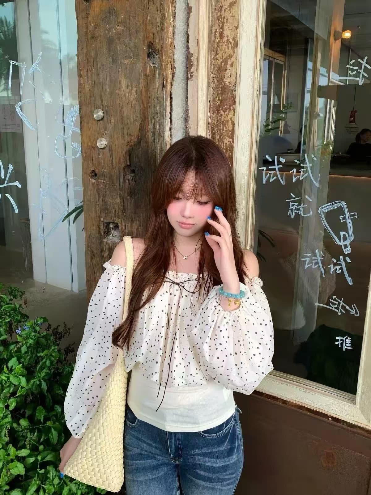 정가 오프숄더 도트 무늬 긴팔 쉬폰 블라우스 여성 여름과 가을 고급 센스 허리 수축 외부 가져 가라. 다용도 맨위