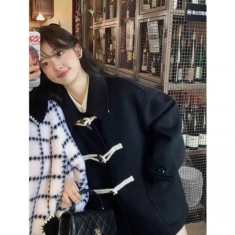 소뿔 버클 검정색 쇼트 스타일 모직 여성 코트 2026 가을 겨울철 모직 코트 작은 키 두꺼운 올해 인기 이미지 2