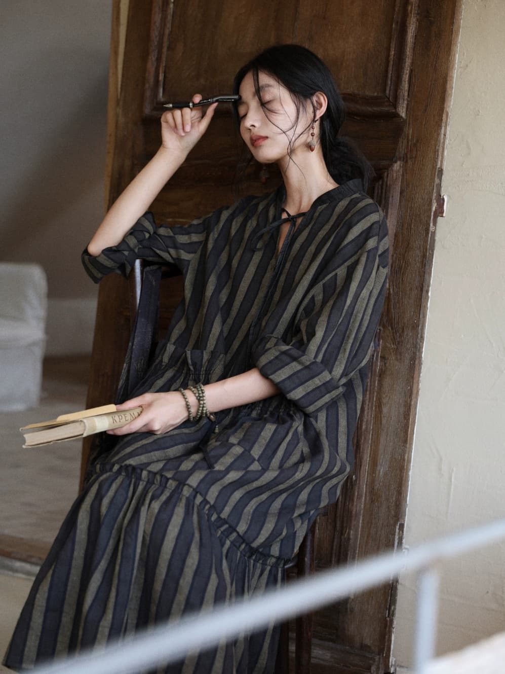 2026 가을 새로운 인사이드 가져 가라. 휴가 느슨함 센스 중간 길이 루즈핏 문예 핀치 Pleat 스트라이프 면 린넨 여성 드레스 상세 이미지 21