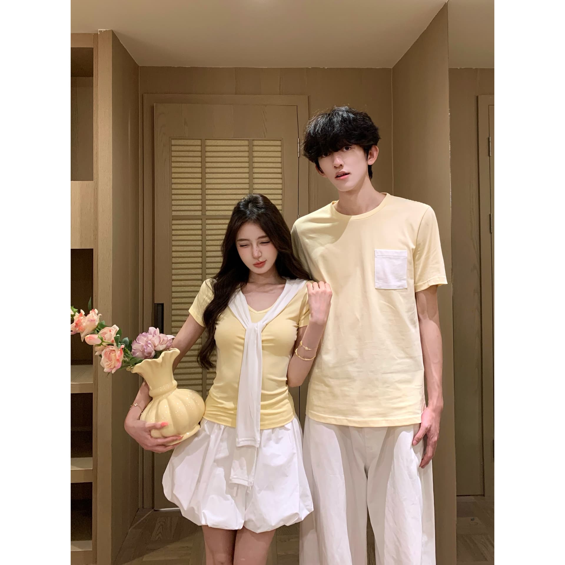 실사 커플룩 반팔 황색 티셔츠 스카프 칼라 몸매 가꾸기 슬림해 보이는 쇼트 스타일 해군 칼라 세트 퍼프 스커트 남자 티셔츠 이미지 5