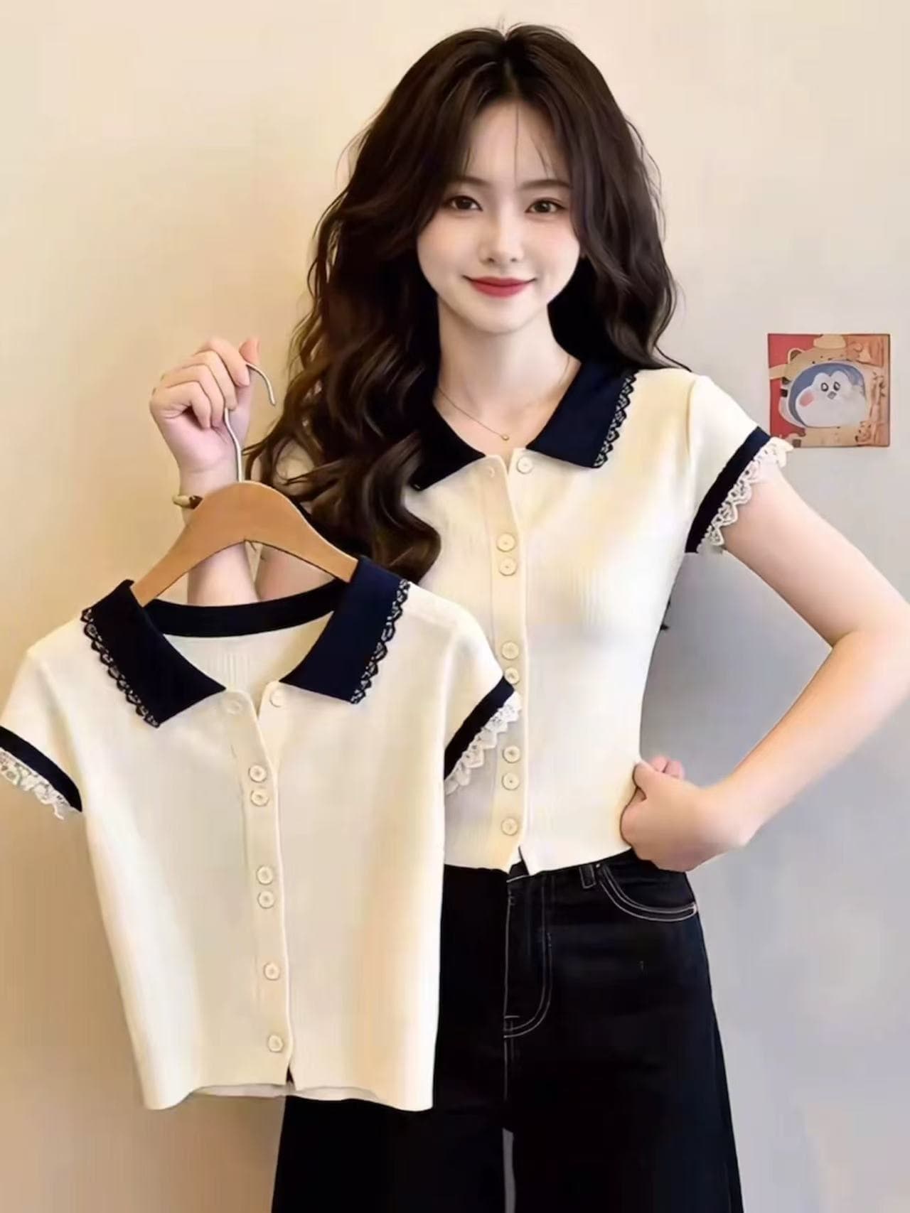 폴로 칼라 레이스 측면 니트 긍정적 인 어깨 반팔 티셔츠 여성 여름 2026 새로운 디자인 센스 단추 슈퍼 화재 연령 감소 맨위