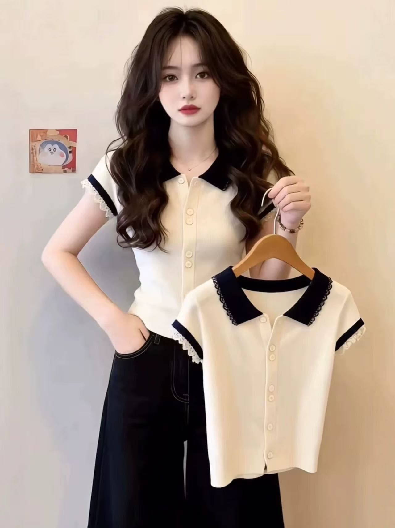 폴로 칼라 레이스 측면 니트 긍정적 인 어깨 반팔 티셔츠 여성 여름 2026 새로운 디자인 센스 단추 슈퍼 화재 연령 감소 맨위 상세 이미지 4