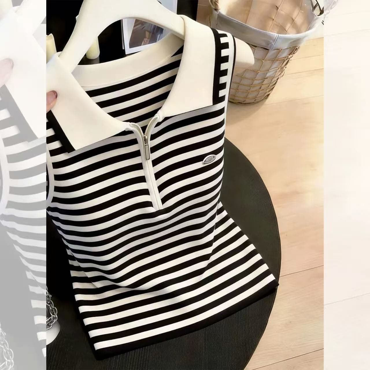 흑백 줄무늬 POLO 칼라 민소매 티셔츠 여성 여름 2026 새로운 고유 한 아름다운 miu 첨부 된 의류 출퇴근 착용 가져 가라. 이미지 3