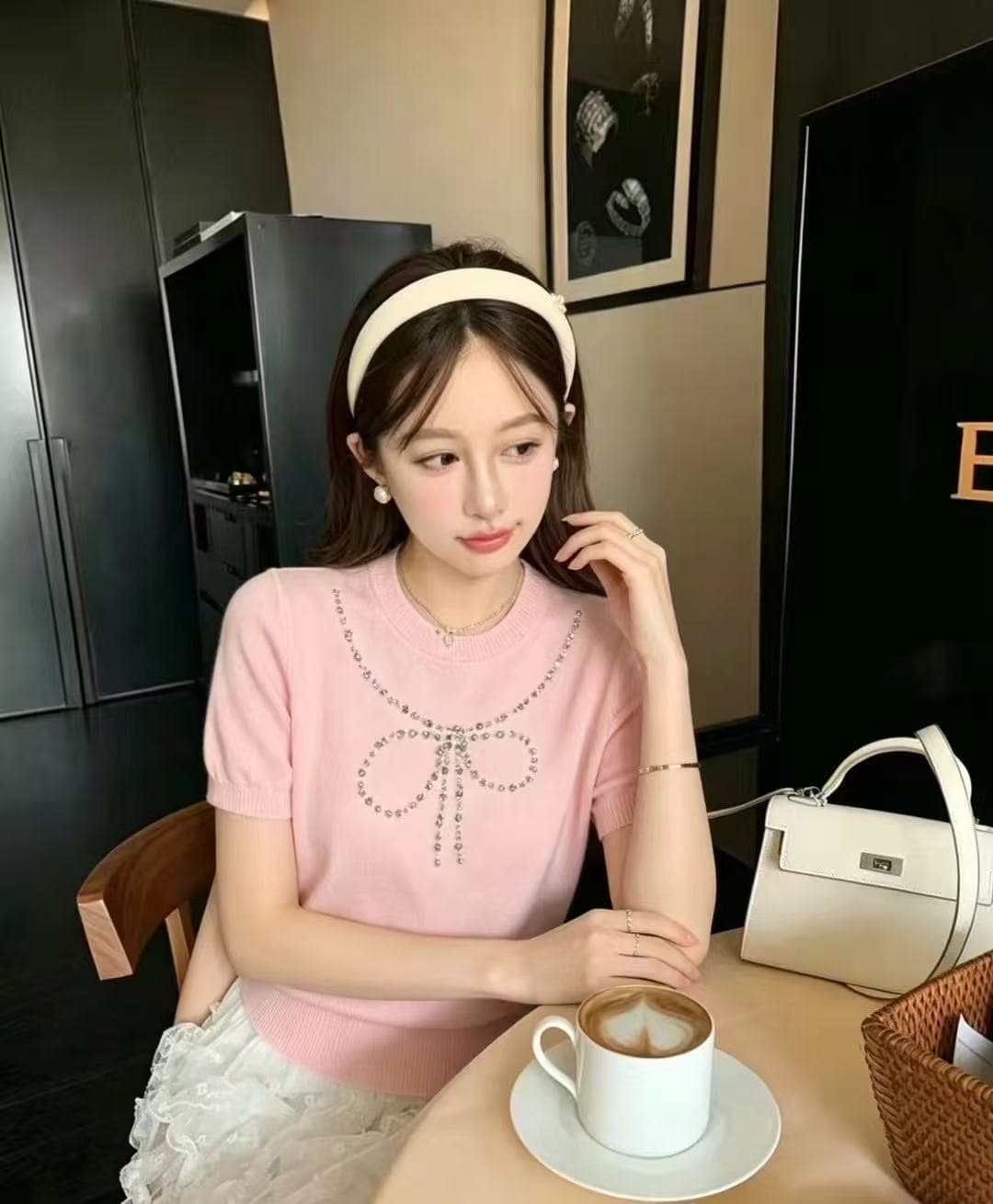 진주 나비 매듭 라운드 넥 티셔츠 여성 여름 디자인 센스 레이스 밑단 패치워크 반팔 몸매 가꾸기 슬림해 보이는 검정색 맨위 상세 이미지 4