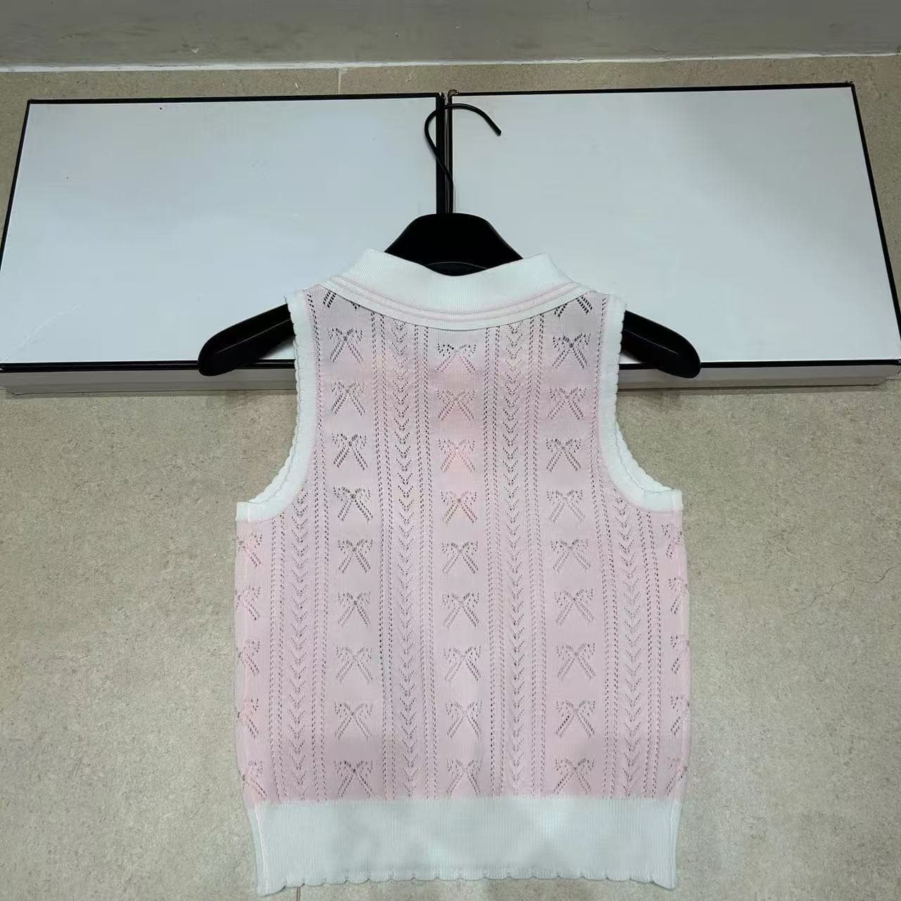 trendy bazaar 여름 새로운 한국 스타일 패치워크 색상 POLO 칼라 민소매 니트 조끼 여성 연령 감소 홀로우 아웃 어깨 상세 이미지 5