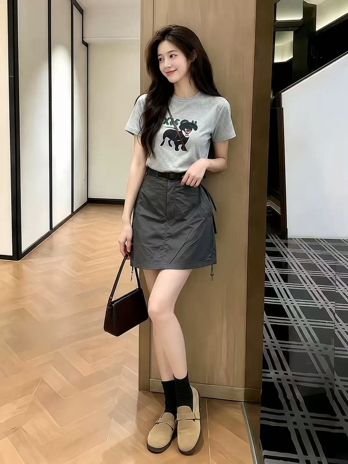 회색 강아지 프린트 긍정적 인 어깨 반팔 티셔츠 여성 2026 새로운 여름 품격 맨위 이미지 2