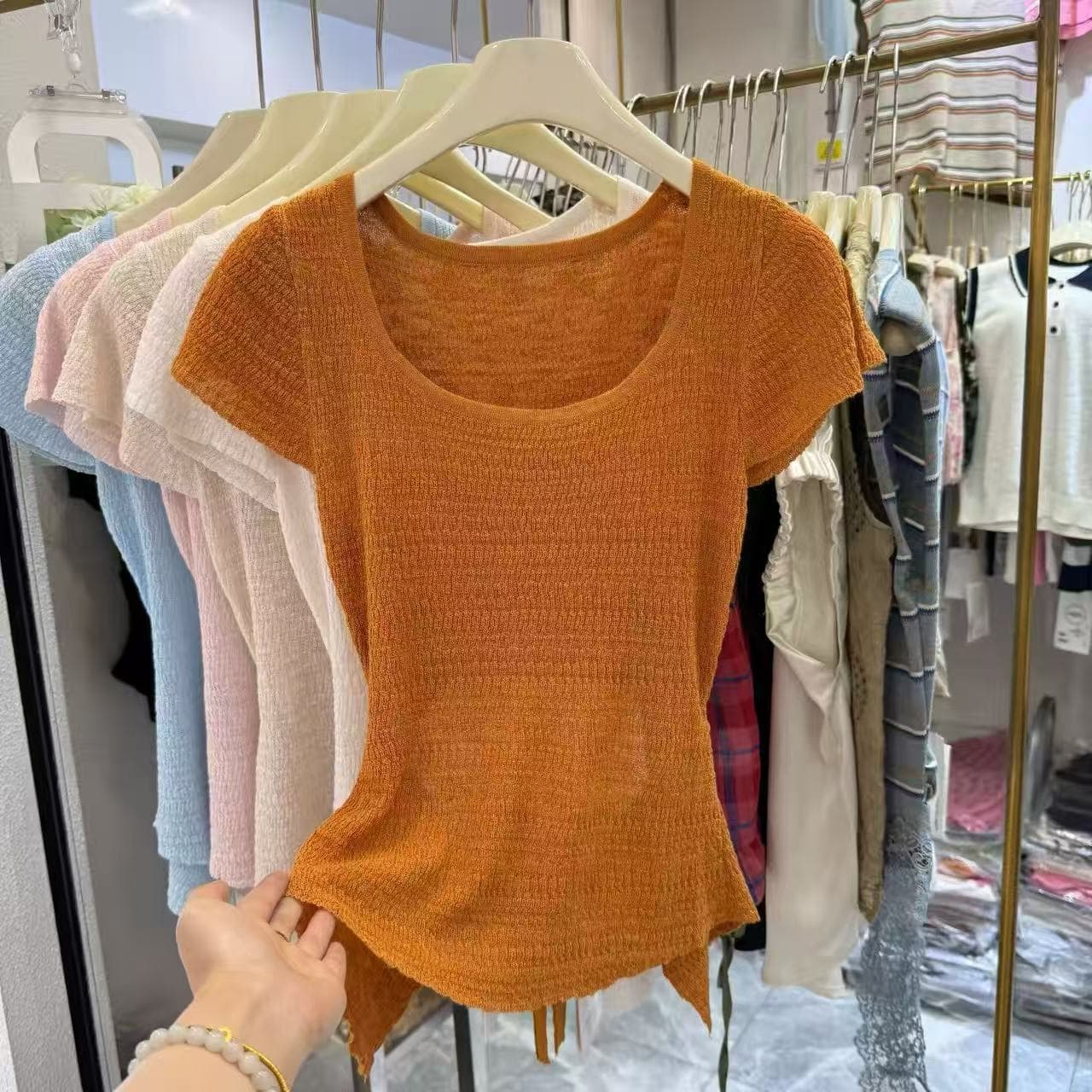 부드러운 자매 순수한 욕망 작은 심장 기계 뒤로 홀로우 아웃 티셔츠 작은 날다 소매 물결무늬 측면 기타 색상 허리 수축 슬림해 보이는 기본 셔츠 맨위 상세 이미지 5