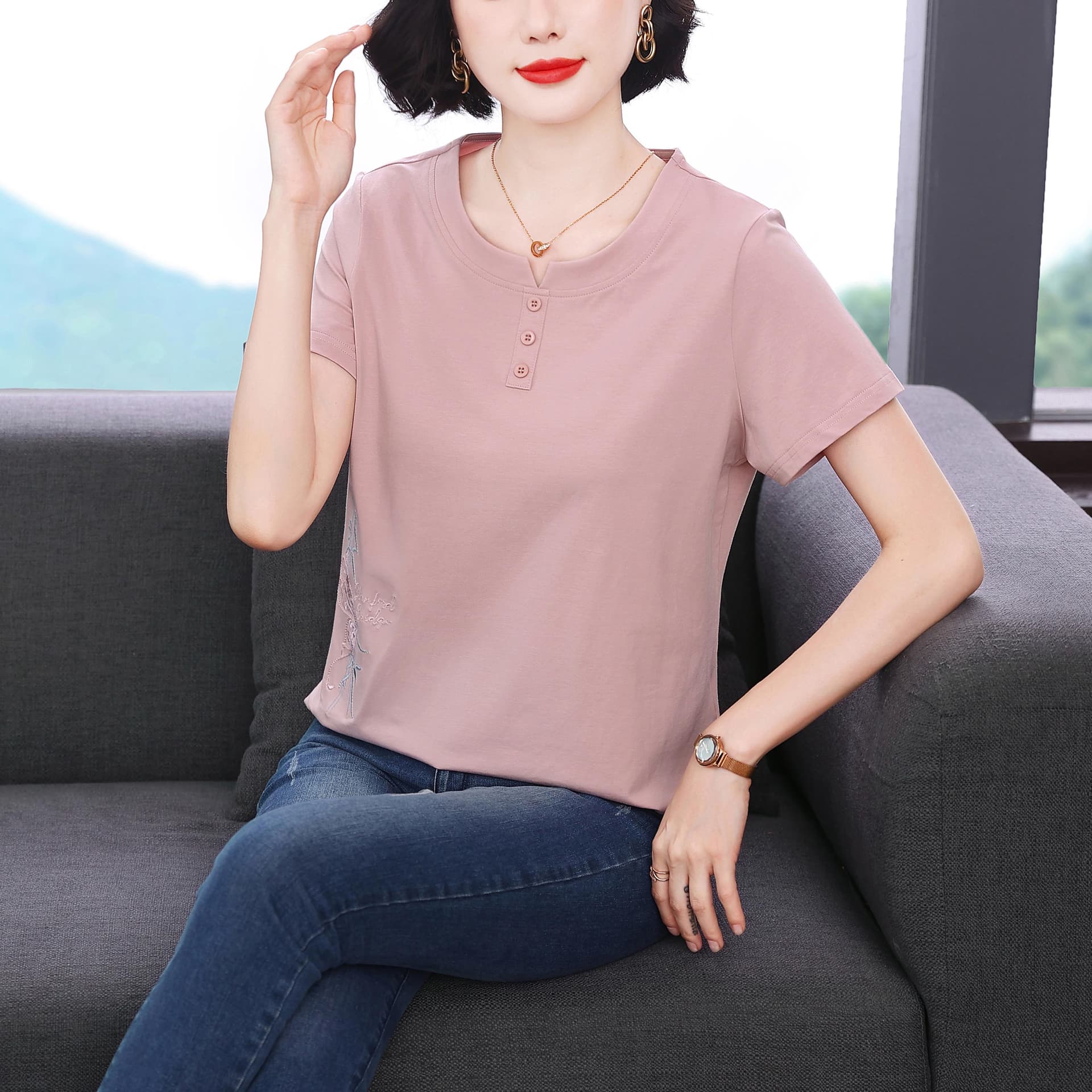 2026 년 여름 새로운 신강 길다 플러시 면 반소매 맨위 하늘색 자수 반팔 티셔츠 여성 작은 V넥 디자인 이미지 2