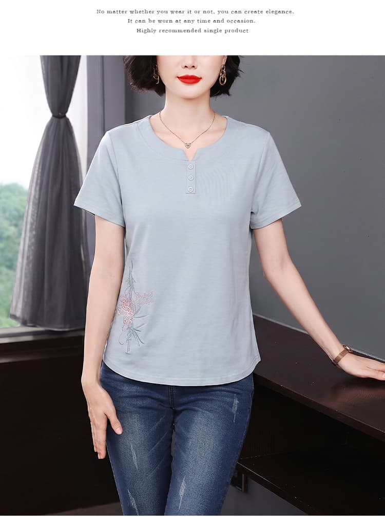 2026 년 여름 새로운 신강 길다 플러시 면 반소매 맨위 하늘색 자수 반팔 티셔츠 여성 작은 V넥 디자인 상세 이미지 15