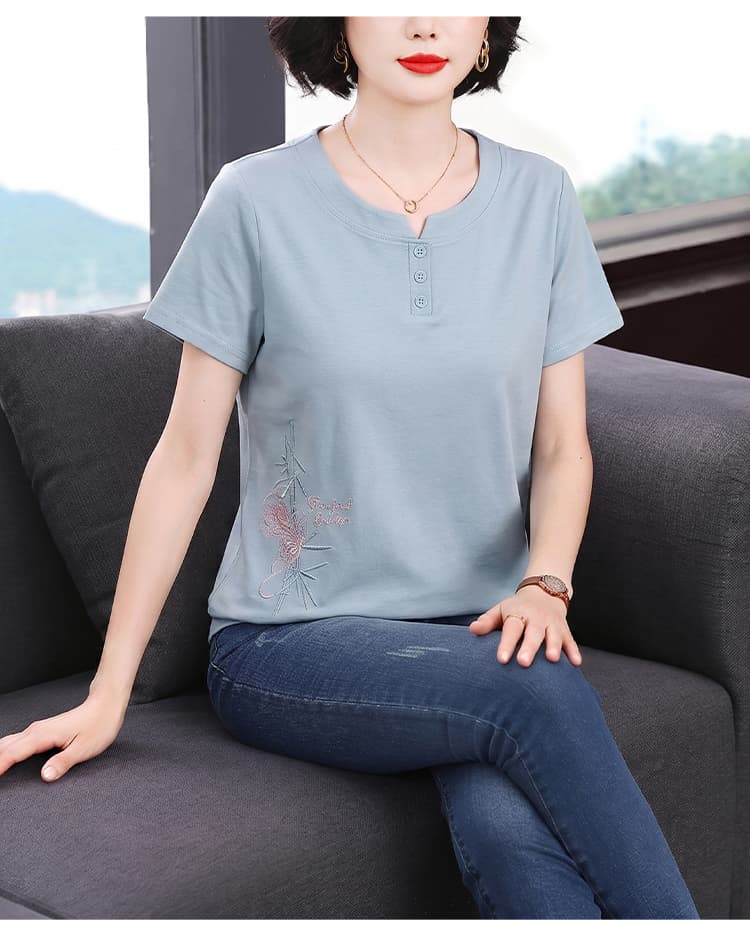 2026 년 여름 새로운 신강 길다 플러시 면 반소매 맨위 하늘색 자수 반팔 티셔츠 여성 작은 V넥 디자인 상세 이미지 17