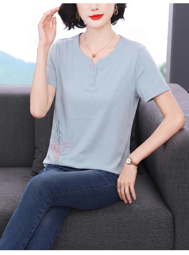 2026 년 여름 새로운 신강 길다 플러시 면 반소매 맨위 하늘색 자수 반팔 티셔츠 여성 작은 V넥 디자인 상세 이미지 18
