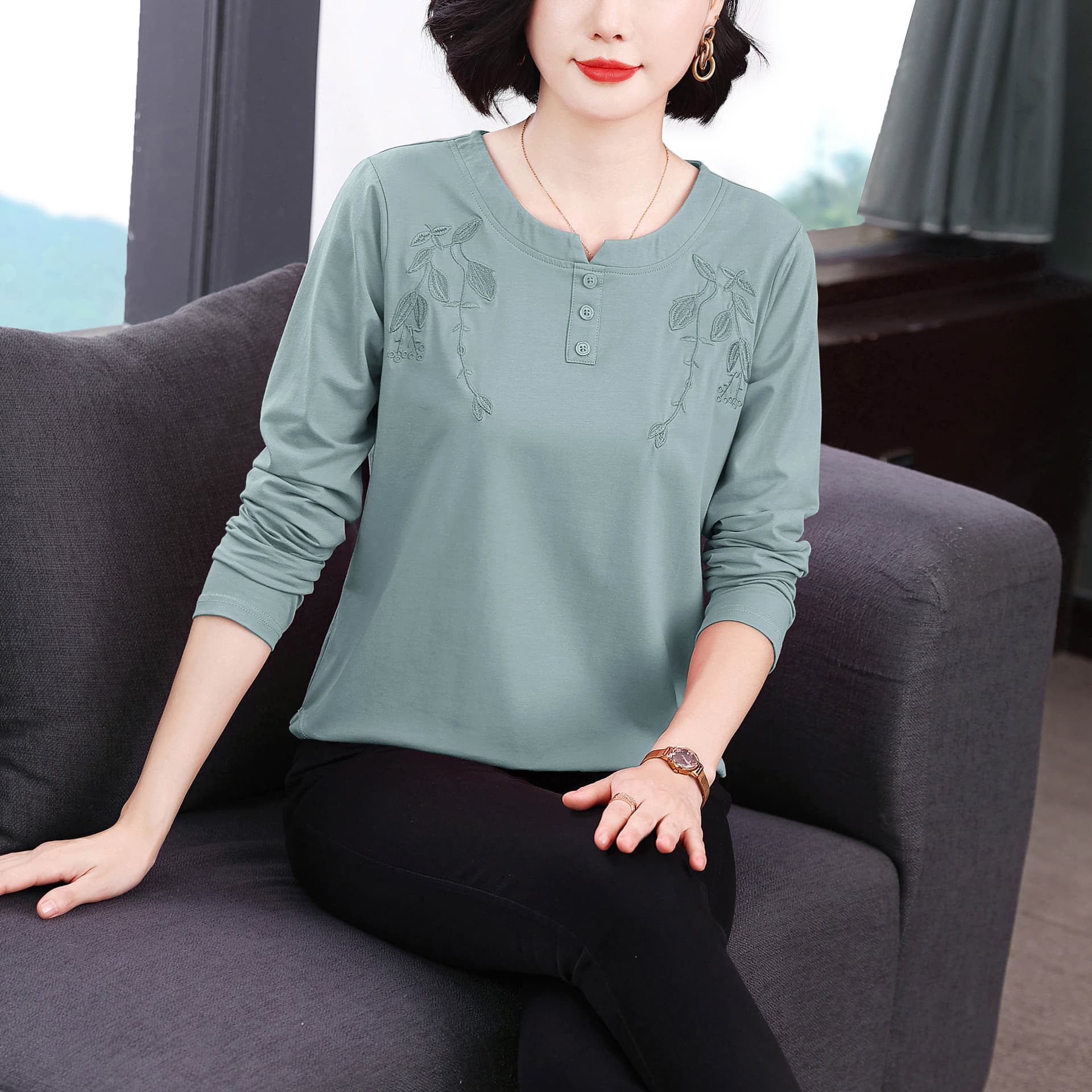 2026 가을 새로운 순면 반팔 티셔츠 중노년 엄마 우아함 민족 스타일 자수 공예 슬림해 보이는 여성 의류 이미지 3