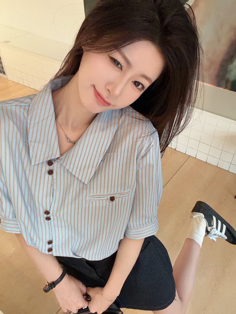 실사 품격 스트라이프 비스듬한 襟 칼라 반팔 디자인 센스 셔츠 여성 의류 2026 여름 새로운 Chic 캐주얼 맨위 상세 이미지 6