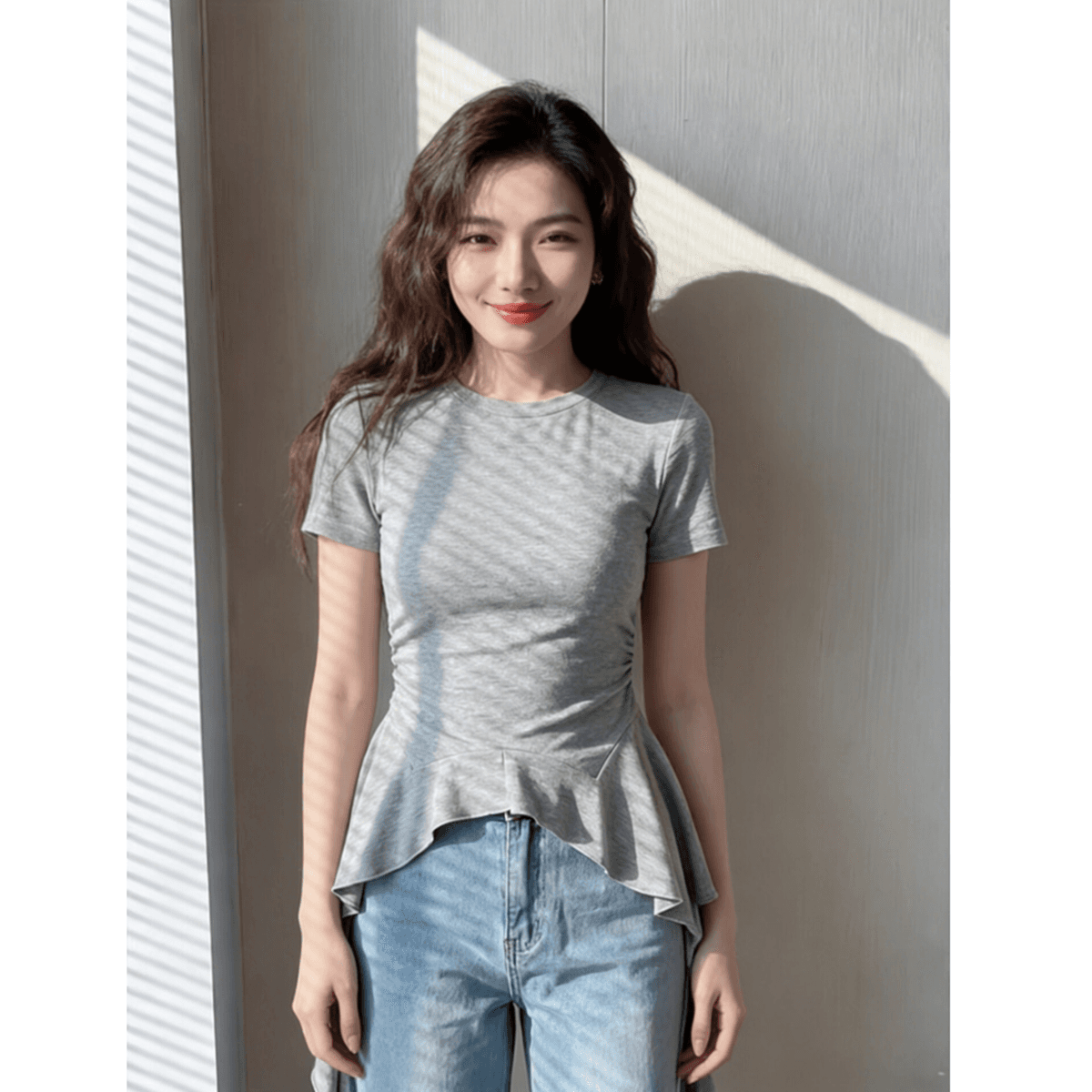 회색 불규칙 프릴 밑단 반팔 티셔츠 여성 2026 새로운 여름 펌프 로프 슬림해 보이는 디자인 센스 맨위 이미지 4