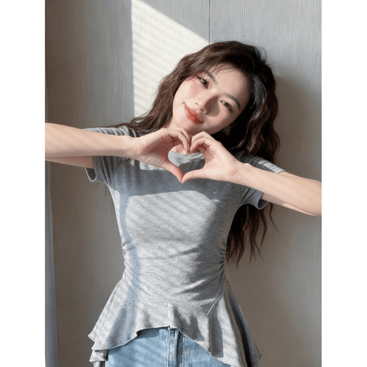 회색 불규칙 프릴 밑단 반팔 티셔츠 여성 2026 새로운 여름 펌프 로프 슬림해 보이는 디자인 센스 맨위 이미지 2