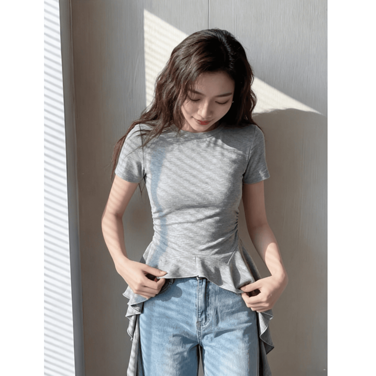 회색 불규칙 프릴 밑단 반팔 티셔츠 여성 2026 새로운 여름 펌프 로프 슬림해 보이는 디자인 센스 맨위 이미지 5