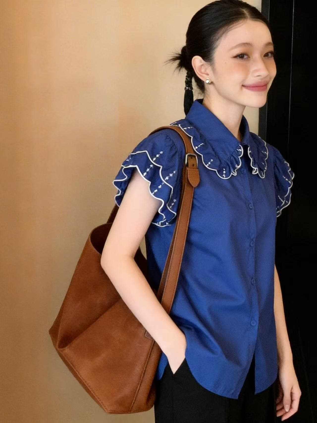 부드러운 바람 명시적 스티치 장식 베이비 칼라 반팔 여성 셔츠 2026 여름 새로운 연꽃 잎 소매 슬림해 보이는 디자인 맨위 이미지 4