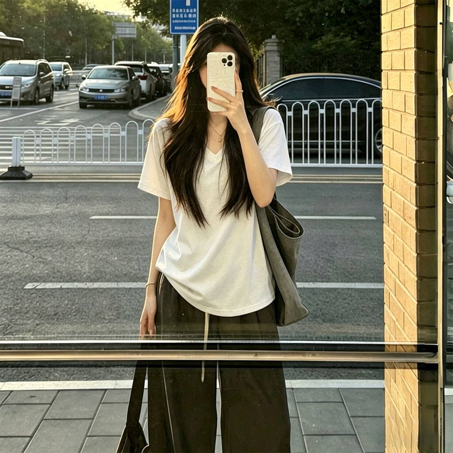긍정적 인 어깨 V넥 단색 반팔 티셔츠 여성 여름 한국 스타일 루즈핏 슬림해 보이는 반소매 맨위 미니멀리즘 다용도 캐주얼 티셔츠 이미지 3