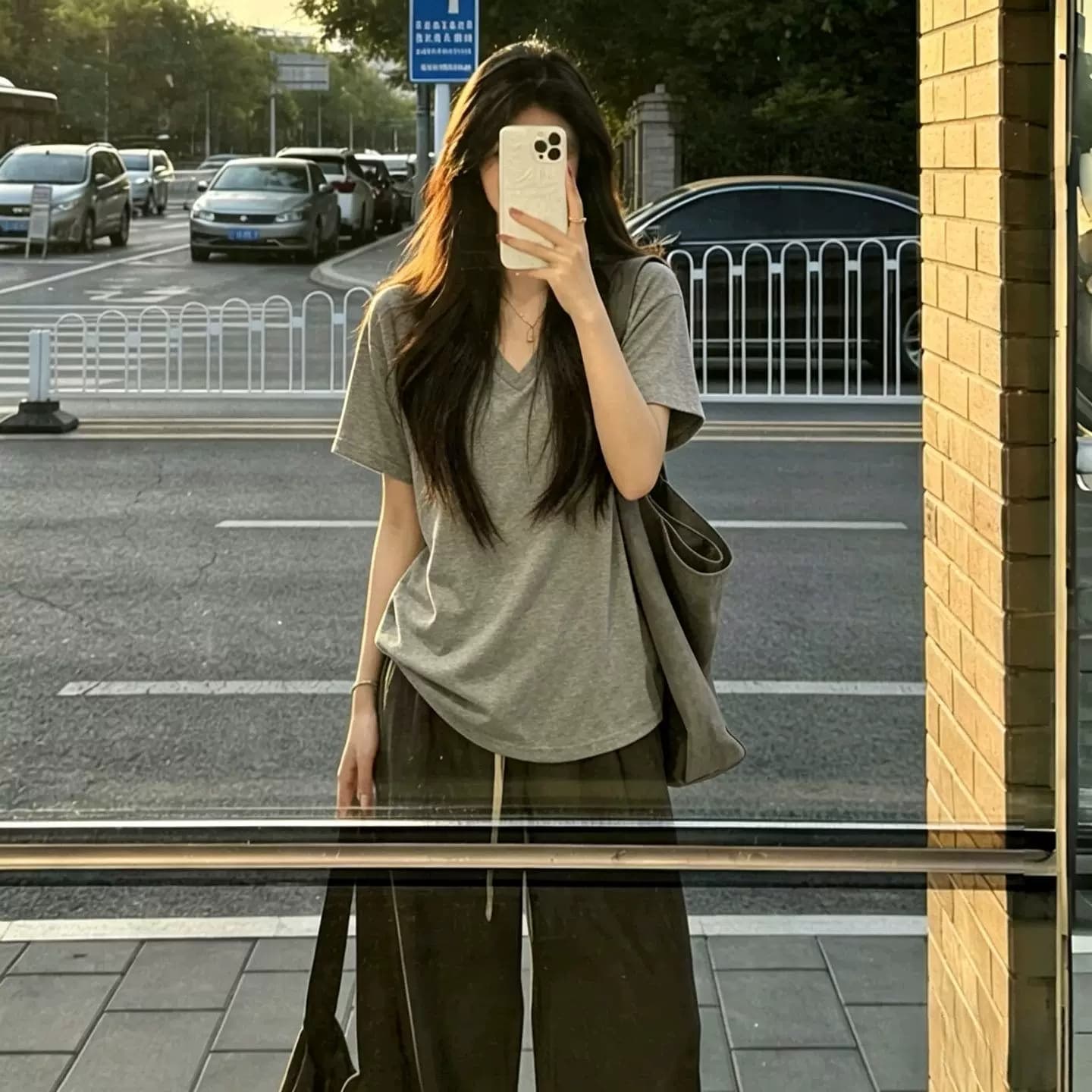 긍정적 인 어깨 V넥 단색 반팔 티셔츠 여성 여름 한국 스타일 루즈핏 슬림해 보이는 반소매 맨위 미니멀리즘 다용도 캐주얼 티셔츠 이미지 5