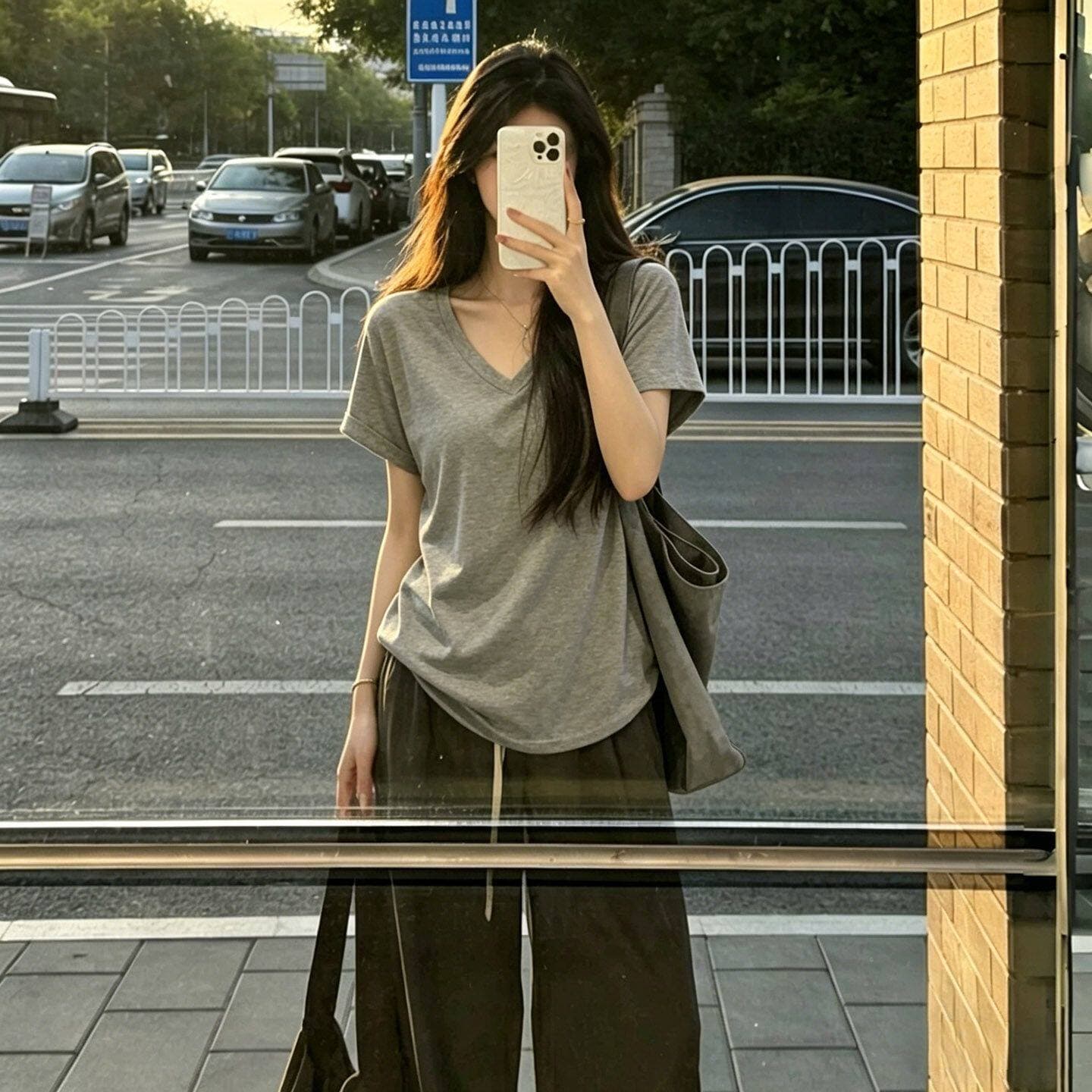 긍정적 인 어깨 V넥 단색 반팔 티셔츠 여성 여름 한국 스타일 루즈핏 슬림해 보이는 반소매 맨위 미니멀리즘 다용도 캐주얼 티셔츠 상세 이미지 4