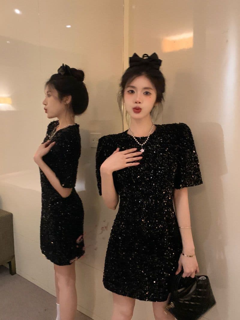 반짝임 스팽글 반팔 여성 드레스 여름 2026 새로운 프랑스식 고급 센스 허리 수축 슬림해 보이는 품격 작은 검은 드레스 상세 이미지 2