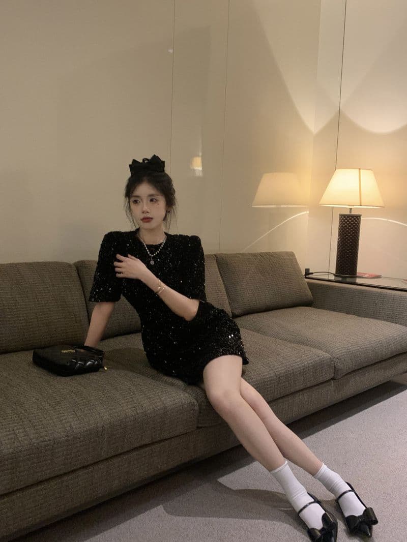 반짝임 스팽글 반팔 여성 드레스 여름 2026 새로운 프랑스식 고급 센스 허리 수축 슬림해 보이는 품격 작은 검은 드레스 상세 이미지 6