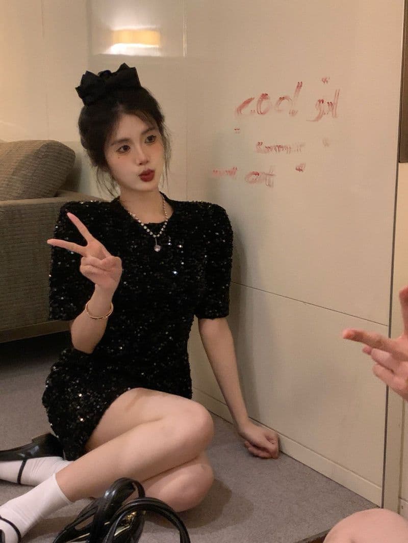 반짝임 스팽글 반팔 여성 드레스 여름 2026 새로운 프랑스식 고급 센스 허리 수축 슬림해 보이는 품격 작은 검은 드레스 상세 이미지 10