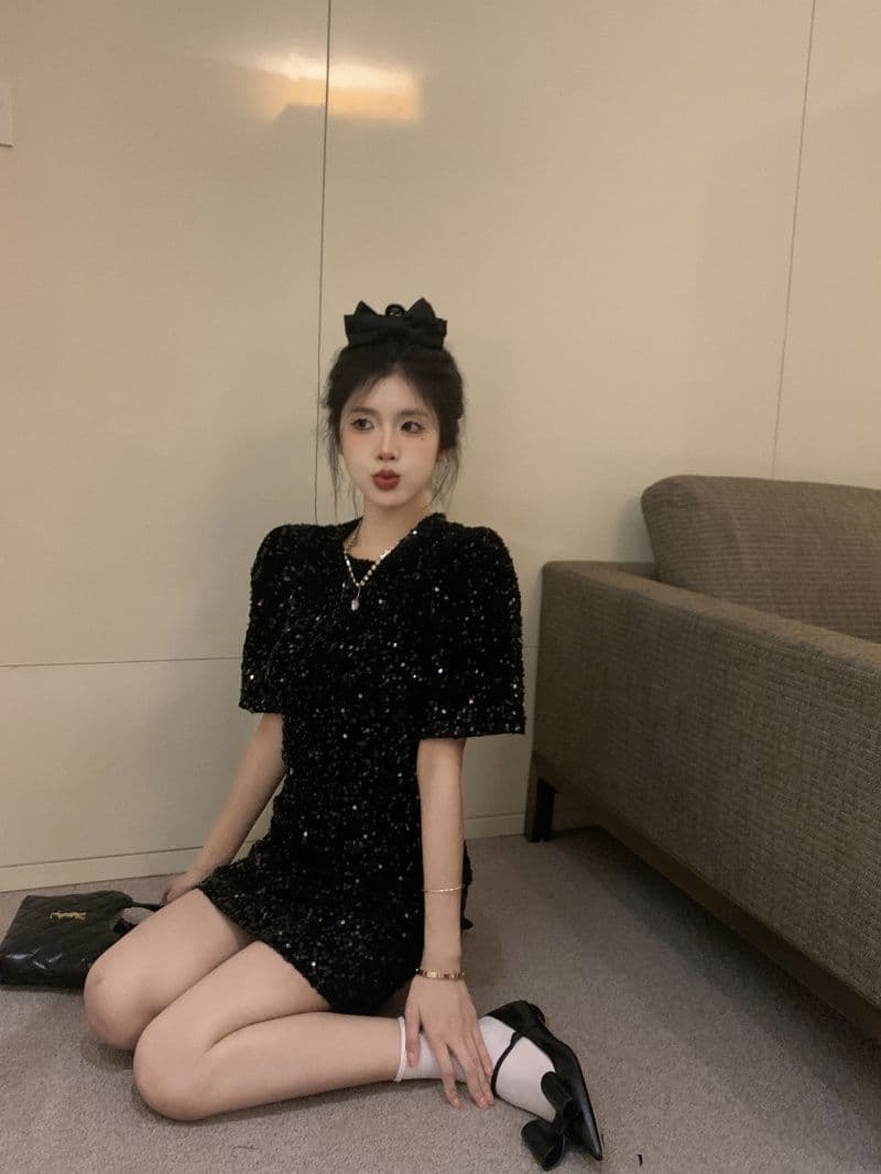 반짝임 스팽글 반팔 여성 드레스 여름 2026 새로운 프랑스식 고급 센스 허리 수축 슬림해 보이는 품격 작은 검은 드레스 상세 이미지 12
