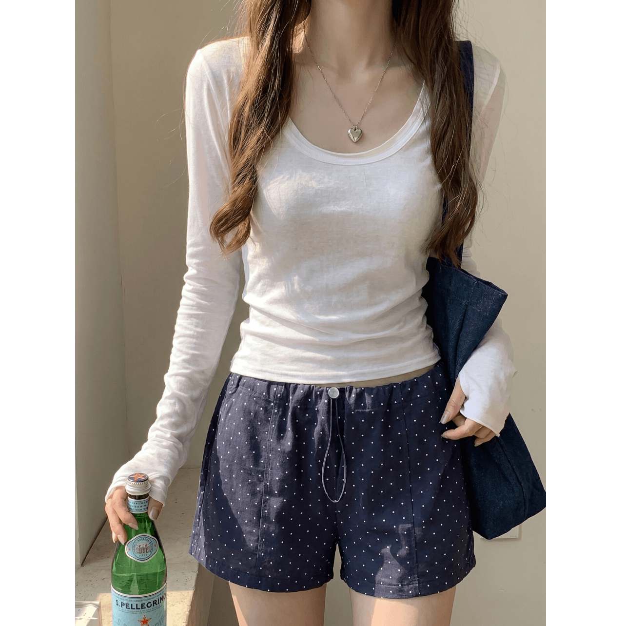 긍정적 인 어깨 화이트 얇은 스타일 u 칼라 자외선 차단 블라우스 여성 여름 착용 가져 가라. 몸매 가꾸기 슬림해 보이는 긴팔 티셔츠 볼륨 측면 쇼트 스타일 맨위 이미지 2