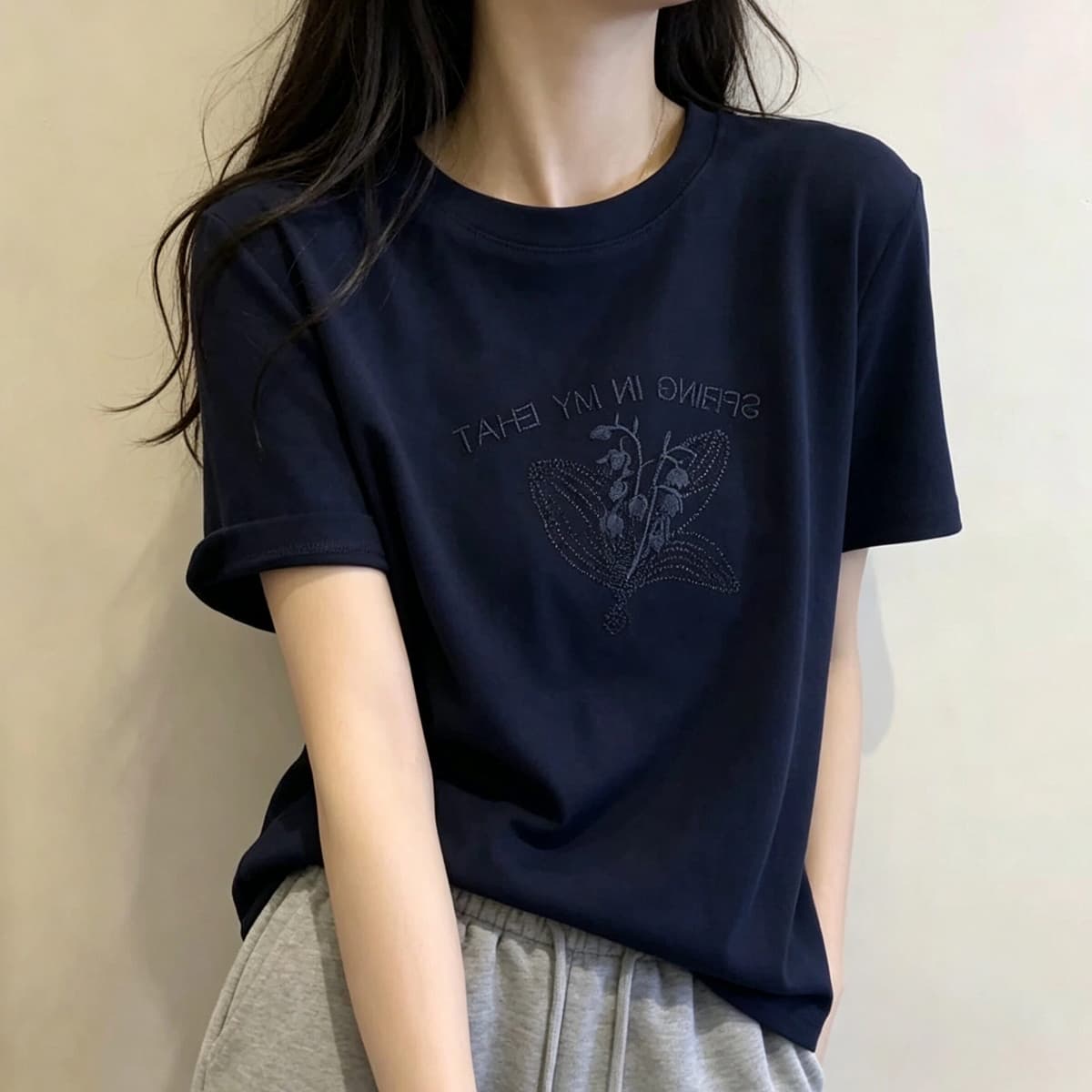 화이트 자수 반팔 티셔츠 여성 여름 새로운 루즈핏 얇은 스타일 맨위 미니멀리즘 다용도 캐주얼 빅 사이즈 맨위 트렌디 이미지 4
