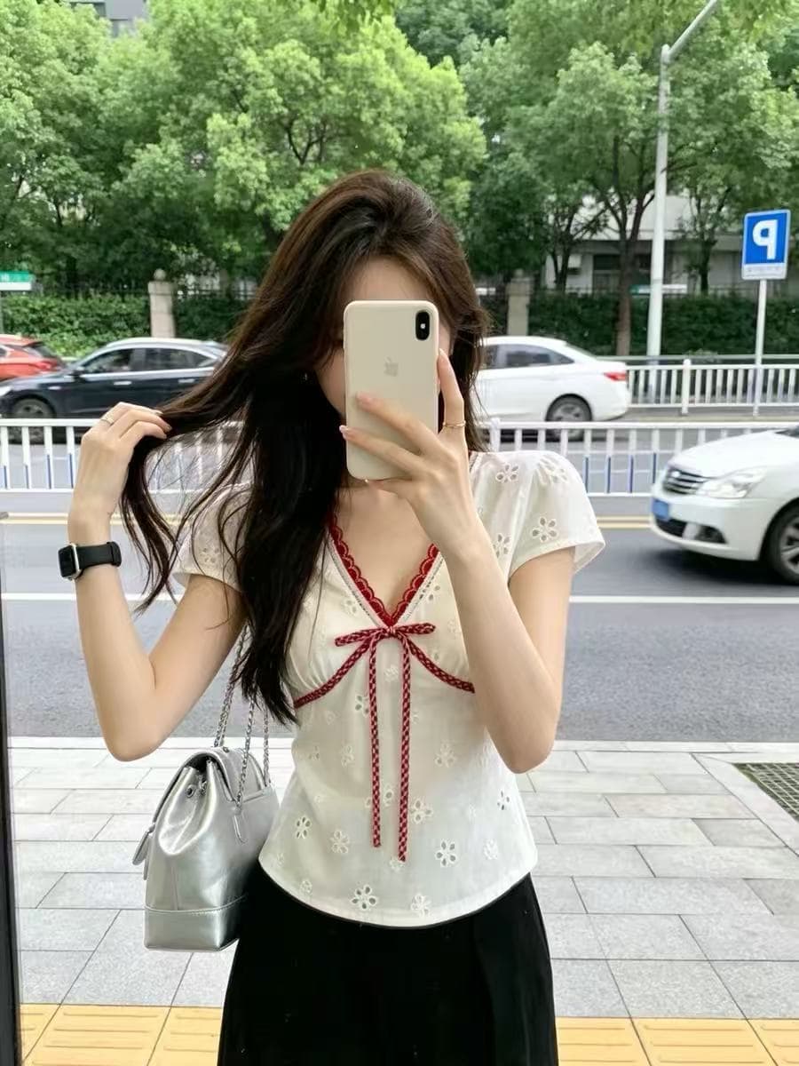 화이트 홀로우 아웃 레이스 V넥 반팔 여성 셔츠 2026 새로운 여름 고급 센스 빛 럭셔리 연령 감소 외국 가스 맨위 이미지 3
