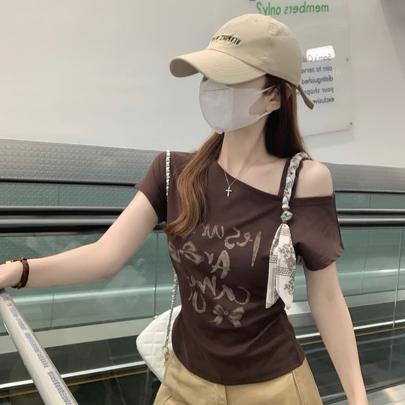 실사 반팔 티셔츠 여성 의류 여름 새로운 트렌디 오프숄더 디자인 센스 레트로 알파벳 한 부서 비스듬한 칼라 맨위 이미지 5