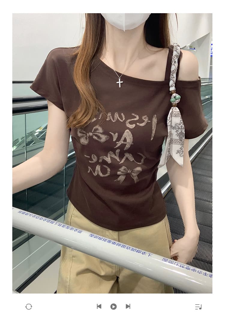 실사 반팔 티셔츠 여성 의류 여름 새로운 트렌디 오프숄더 디자인 센스 레트로 알파벳 한 부서 비스듬한 칼라 맨위 상세 이미지 1