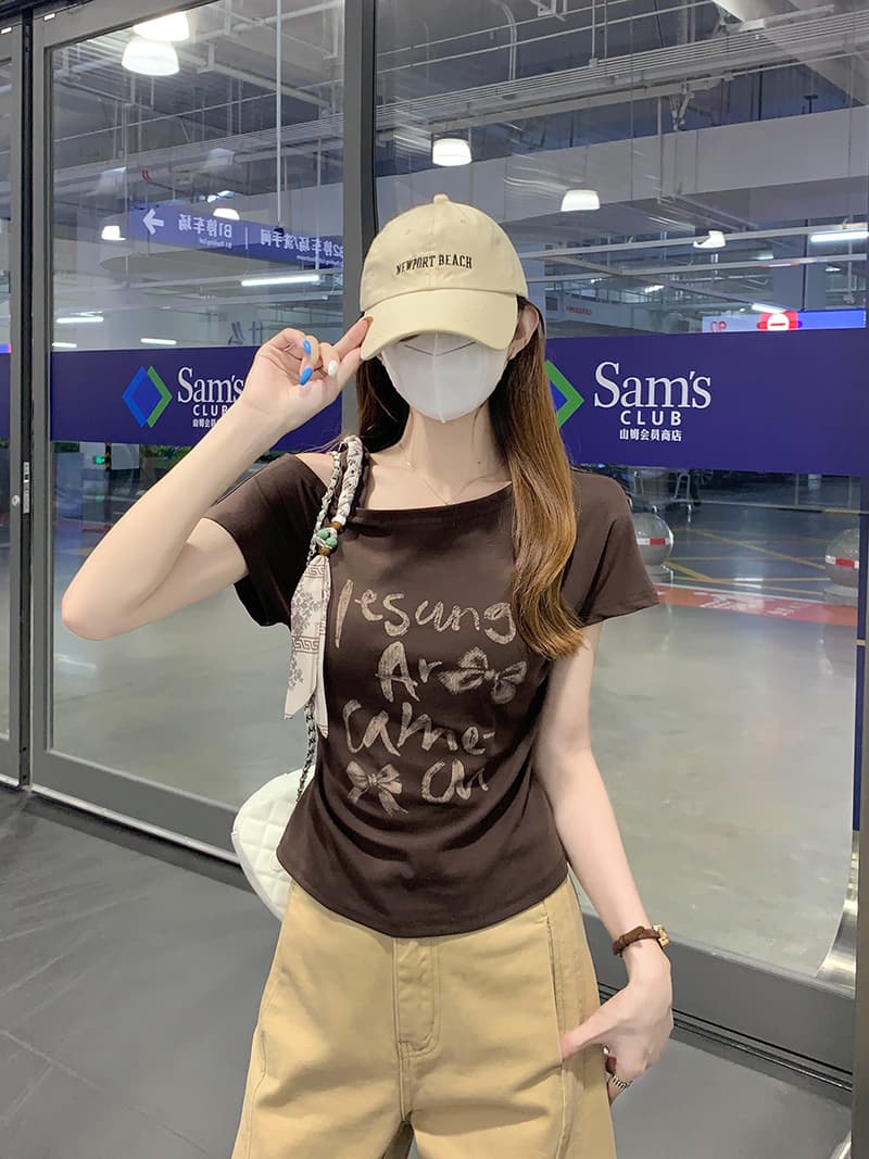 실사 반팔 티셔츠 여성 의류 여름 새로운 트렌디 오프숄더 디자인 센스 레트로 알파벳 한 부서 비스듬한 칼라 맨위 상세 이미지 8