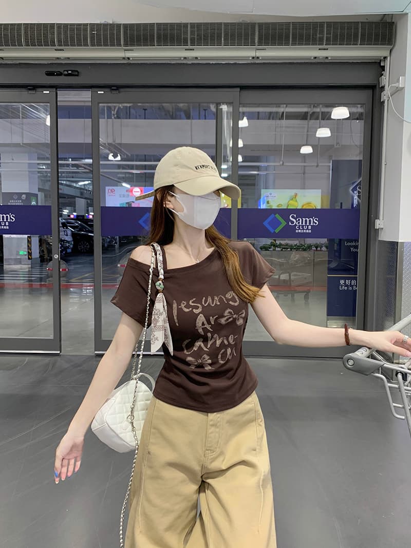 실사 반팔 티셔츠 여성 의류 여름 새로운 트렌디 오프숄더 디자인 센스 레트로 알파벳 한 부서 비스듬한 칼라 맨위 상세 이미지 11