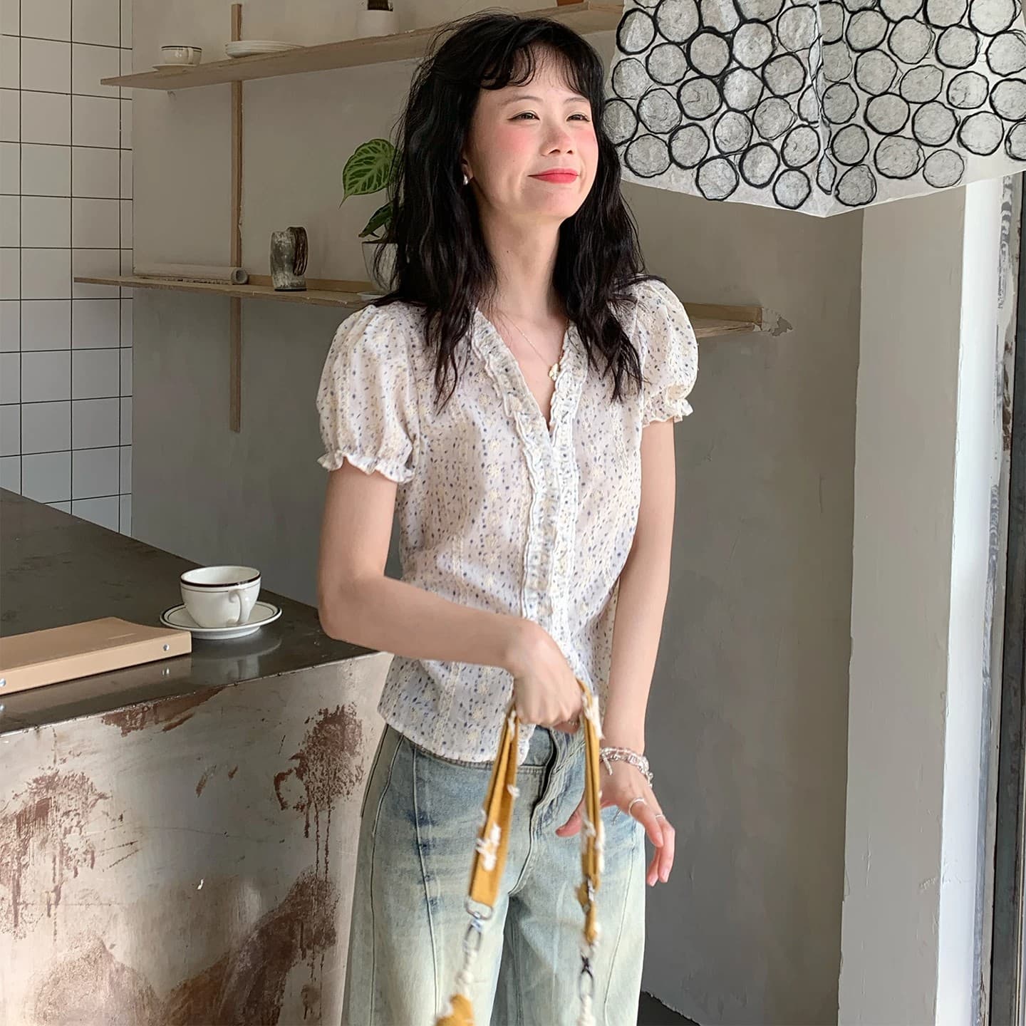 프랑스식 V넥 거품 소매 반팔 여성 셔츠 디자인 센스 프릴 꽃무늬 주름 몸매 가꾸기 슬림해 보이는 맨위