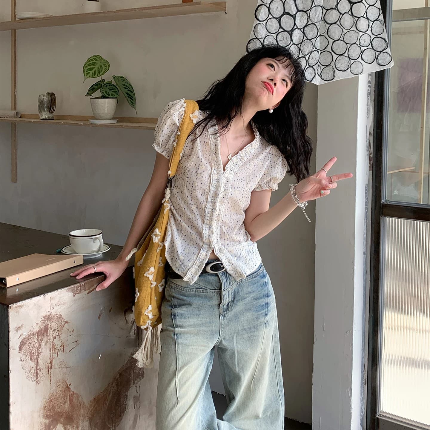 프랑스식 V넥 거품 소매 반팔 여성 셔츠 디자인 센스 프릴 꽃무늬 주름 몸매 가꾸기 슬림해 보이는 맨위 이미지 3