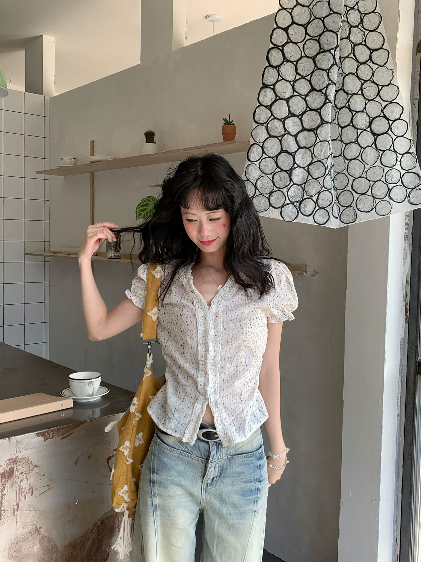 프랑스식 V넥 거품 소매 반팔 여성 셔츠 디자인 센스 프릴 꽃무늬 주름 몸매 가꾸기 슬림해 보이는 맨위 상세 이미지 9