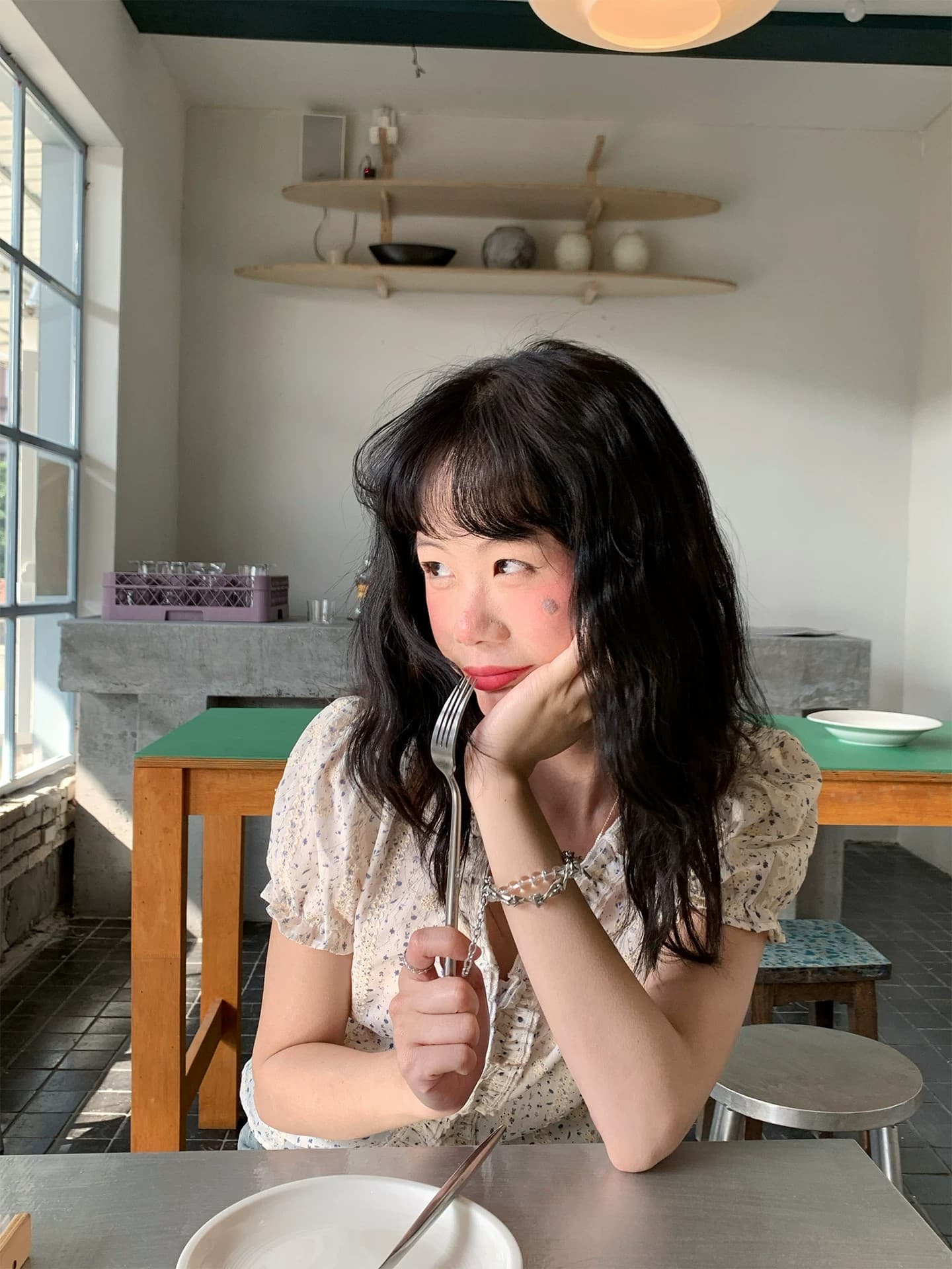 프랑스식 V넥 거품 소매 반팔 여성 셔츠 디자인 센스 프릴 꽃무늬 주름 몸매 가꾸기 슬림해 보이는 맨위 상세 이미지 11