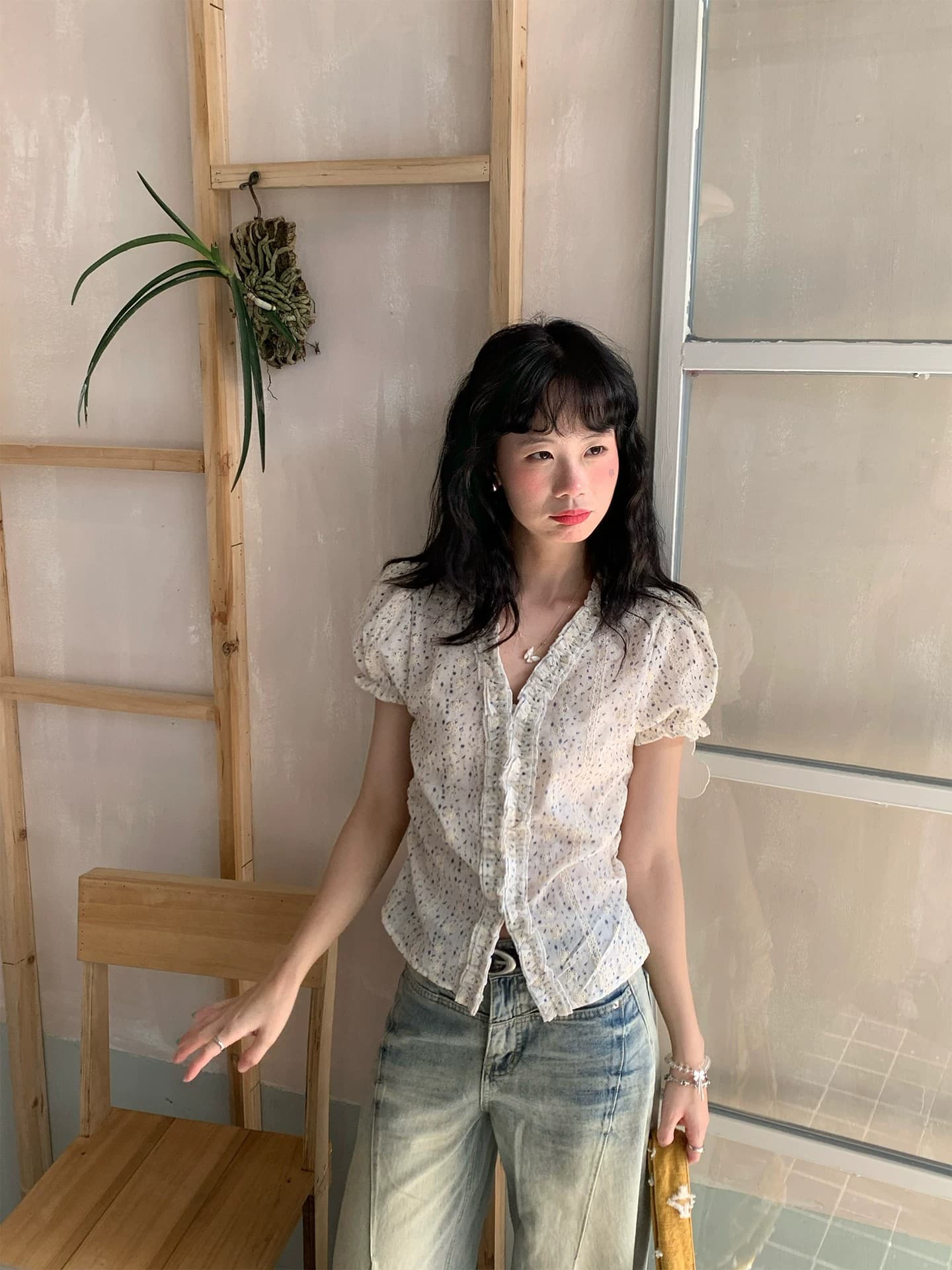 프랑스식 V넥 거품 소매 반팔 여성 셔츠 디자인 센스 프릴 꽃무늬 주름 몸매 가꾸기 슬림해 보이는 맨위 상세 이미지 20