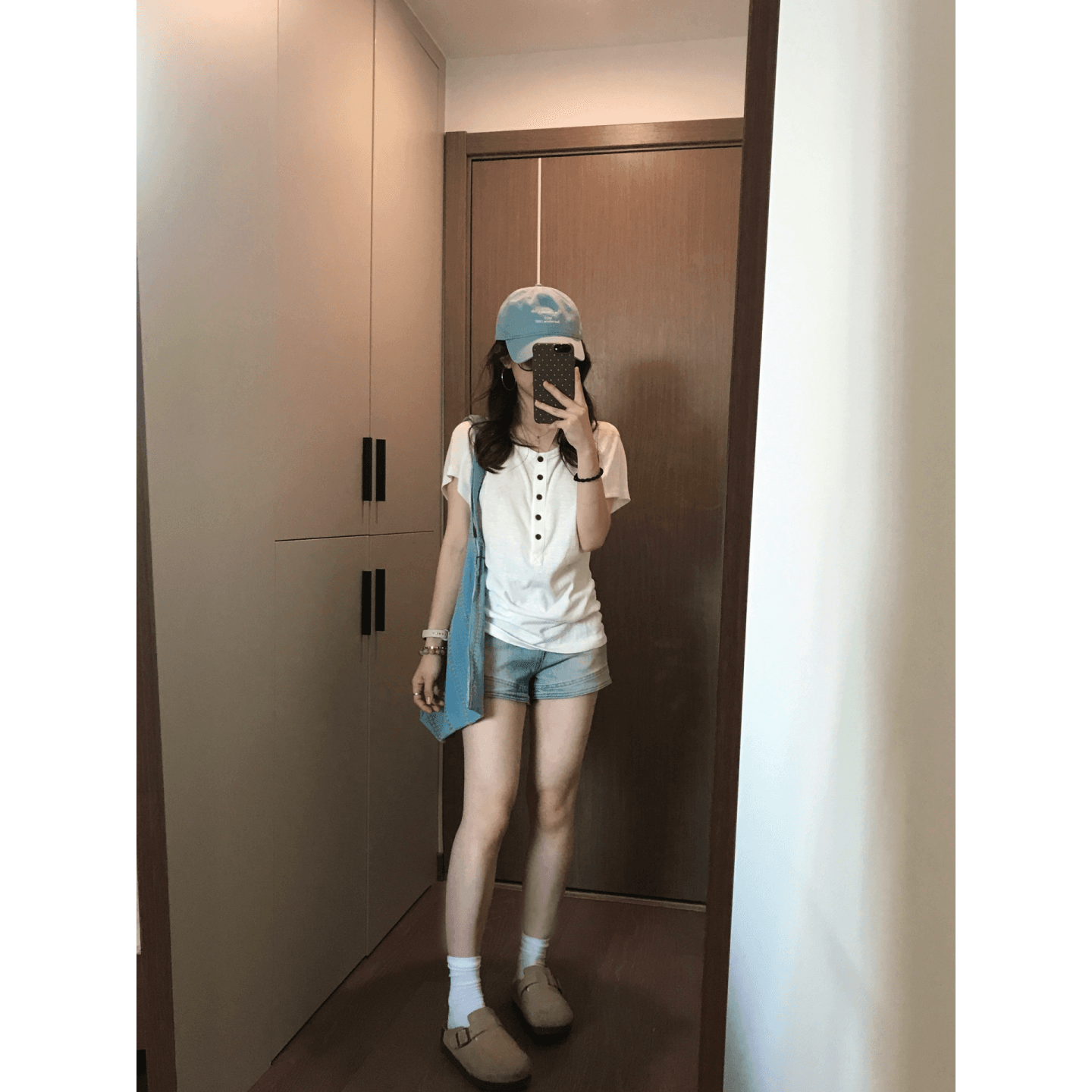 한 부서 화이트 헨리 칼라 긍정적 인 어깨 허리 수축 반팔 티셔츠 여성 2026 여름 얇은 스타일 루즈핏 슬림해 보이는 배트윙 소매 맨위 상세 이미지 6