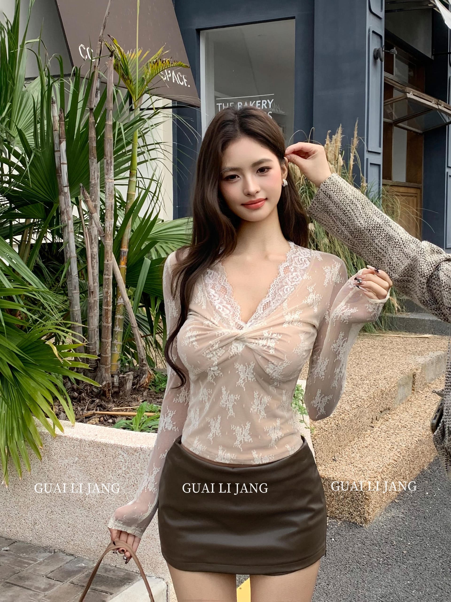 섹시함 레이스 조각 긴팔 작은 샤넬 스타일 V넥 비틀림 기본 셔츠 가을 얇은 스타일 절묘한 핫걸 바람 티셔츠 맨위 상세 이미지 12