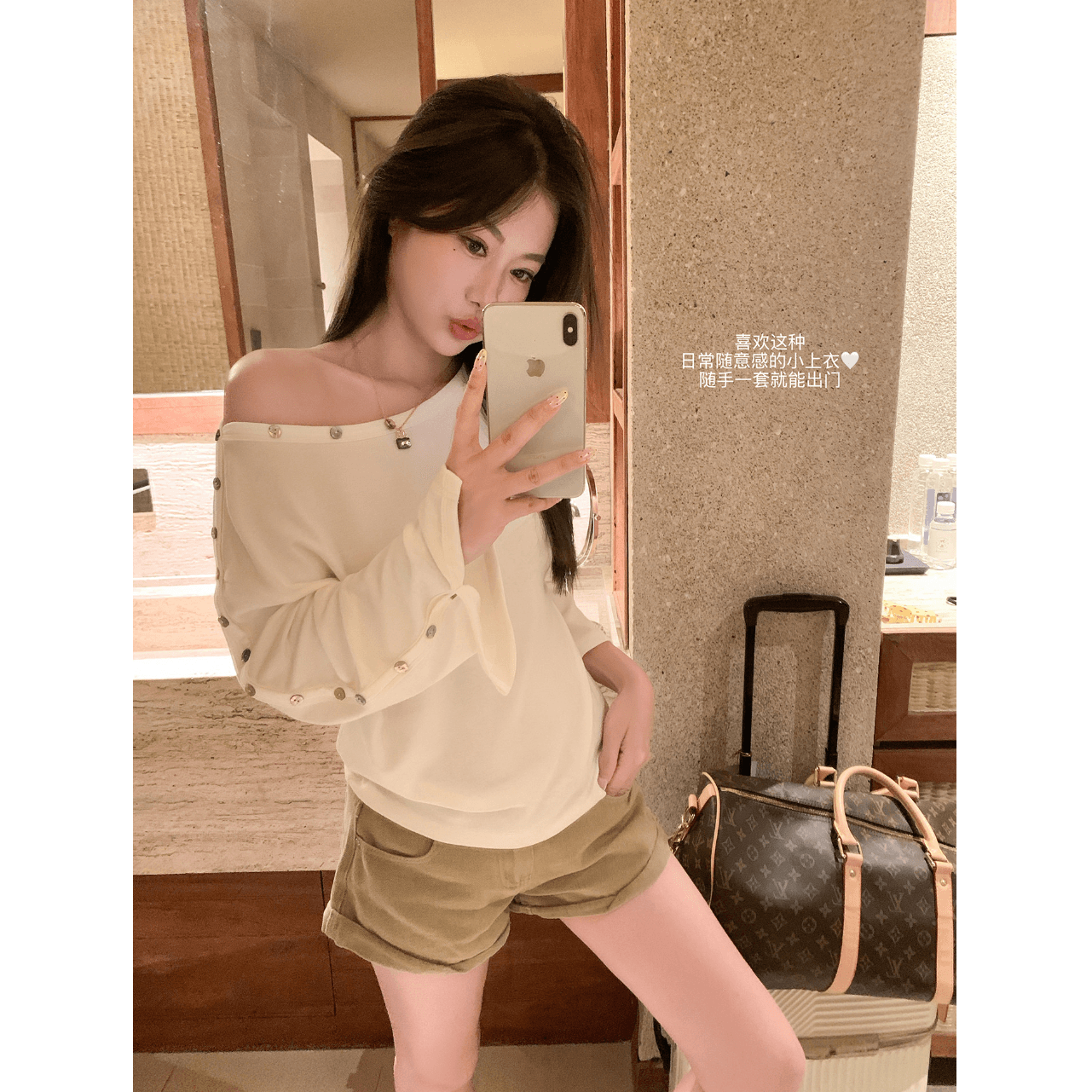 화이트 단추 비스듬한 어깨 긴팔 티셔츠 여성 이른 가을 핫걸 루즈핏 작은 대중 디자인 센스 오프숄더 맨위