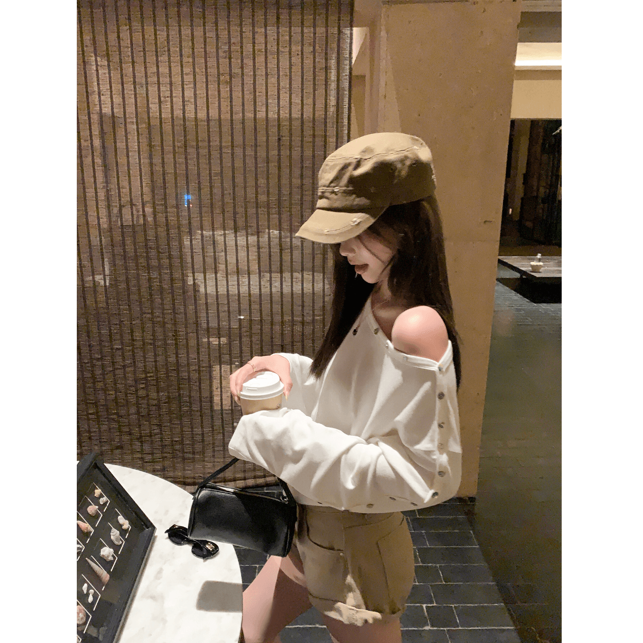 화이트 단추 비스듬한 어깨 긴팔 티셔츠 여성 이른 가을 핫걸 루즈핏 작은 대중 디자인 센스 오프숄더 맨위 이미지 3