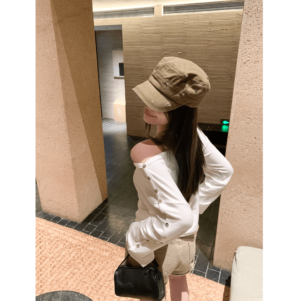 화이트 단추 비스듬한 어깨 긴팔 티셔츠 여성 이른 가을 핫걸 루즈핏 작은 대중 디자인 센스 오프숄더 맨위 이미지 4