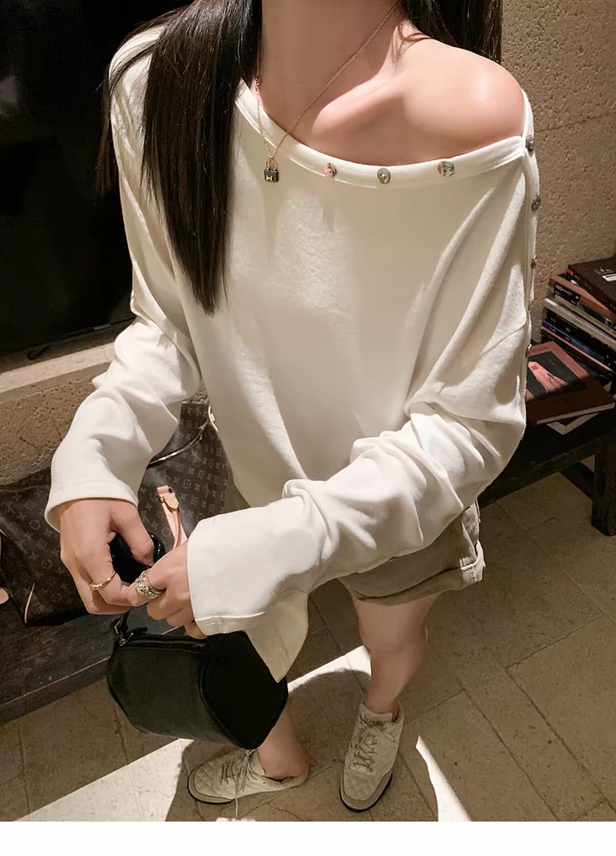 화이트 단추 비스듬한 어깨 긴팔 티셔츠 여성 이른 가을 핫걸 루즈핏 작은 대중 디자인 센스 오프숄더 맨위 상세 이미지 14